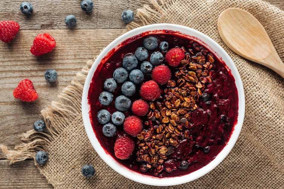 Smoothie Bowl mit roten Beeren