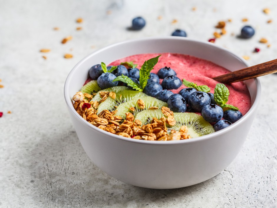 Erdbeeren Smoothie Bowl mit Kiwi