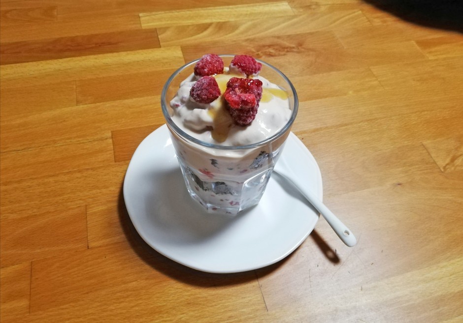 Himbeer Creme mit Kuchen
