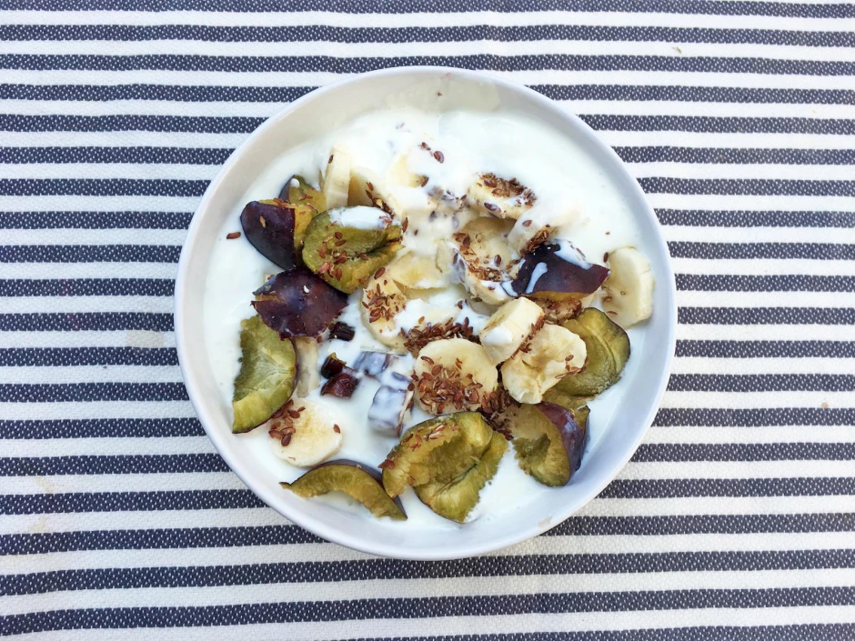 Bananen-Zwetschken Smoothie Bowl