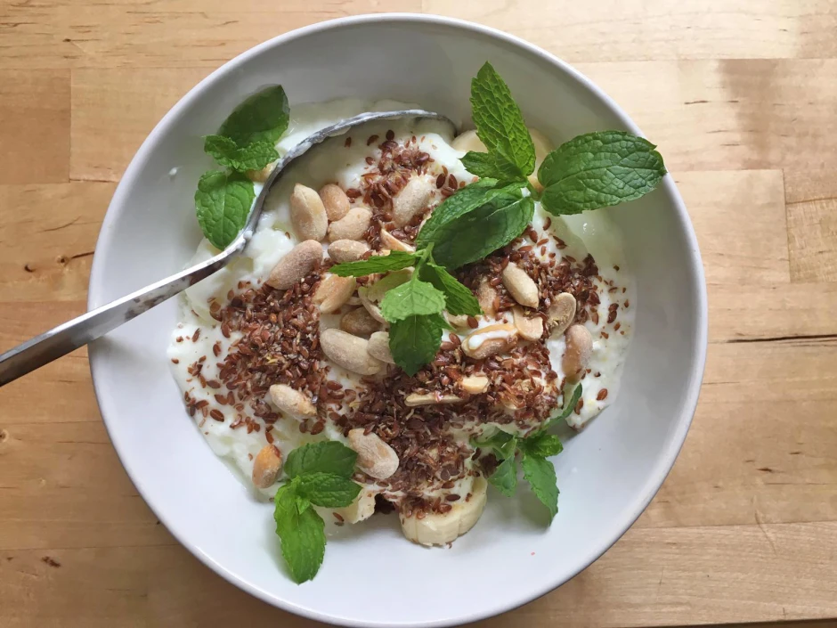 Smoothie Bowl mit N&uuml;ssen und Banane