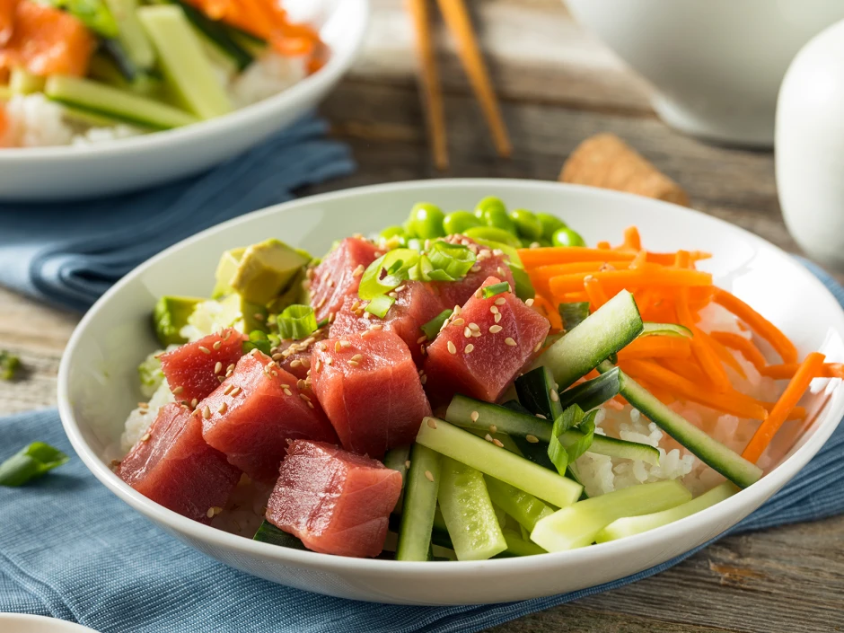 Poke Bowl mit Lachs und Karotten