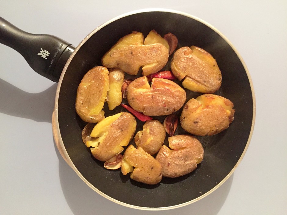 Gequetschte Pfannenerdäpfel mit Rosmarin, Chili und Kräutern