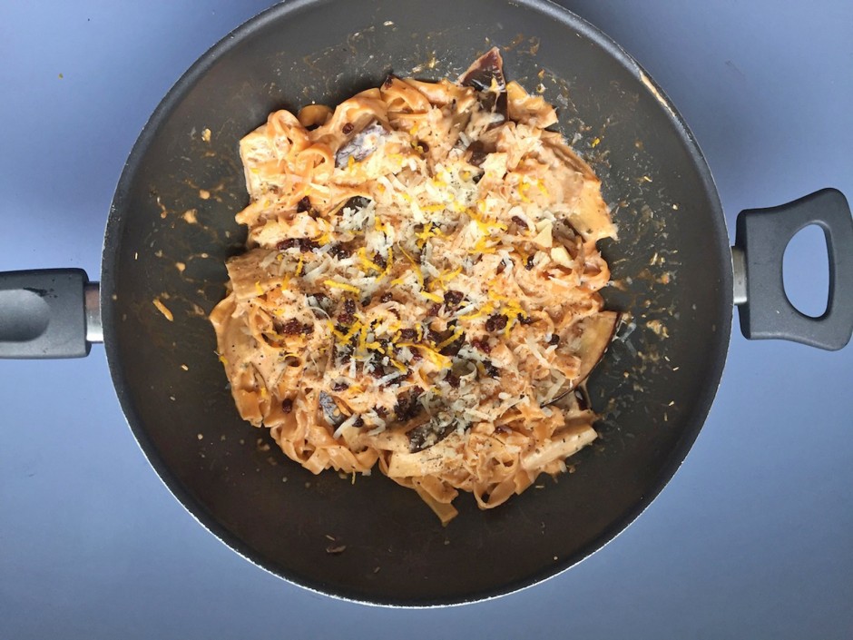 Tagliatelle-Pfanne mit rotem Pesto und Auberginen