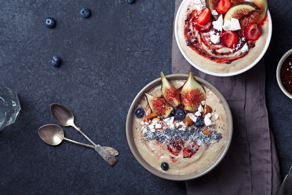 Bananen-Smoothie Bowl mit Feigen, Heidelbeeren und Erdbeeren
