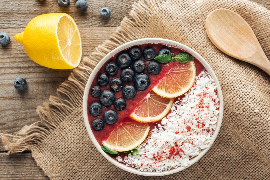 Erdbeer-Smoothie Bowl mit Kokos, Heidelbeere und Zitrone