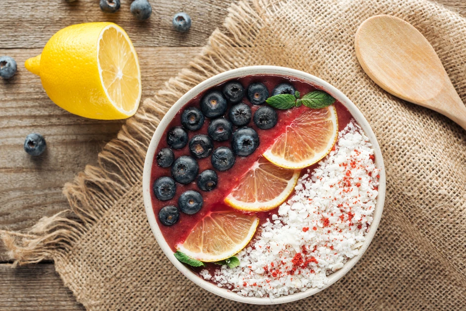 Erdbeer-Smoothie Bowl mit Kokos, Heidelbeere und Zitrone
