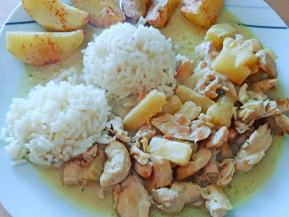 Ananas-H&auml;hnchen-Geschnetzeltes mit Kartoffelspalten und Reis