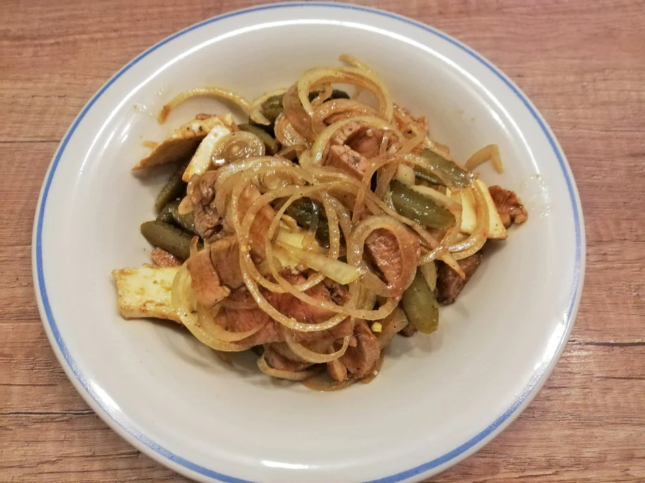 Saurer Salat mit Putenfleisch