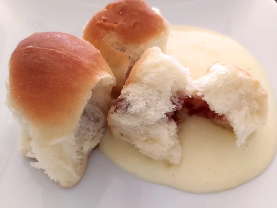 Omas Buchteln mit Marmelade und Vanillesauce