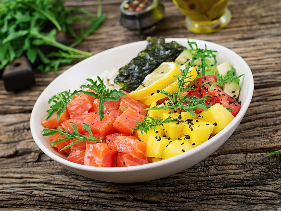 Poke Bowl mit Ananas und Thunfisch