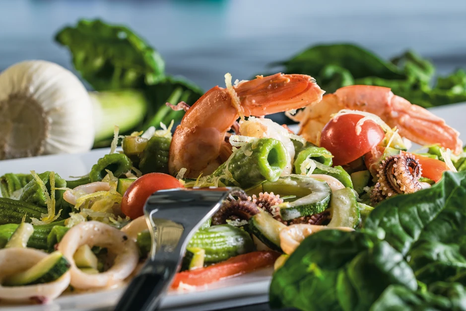 Spinatpenne mit Calamaretti und Scampi