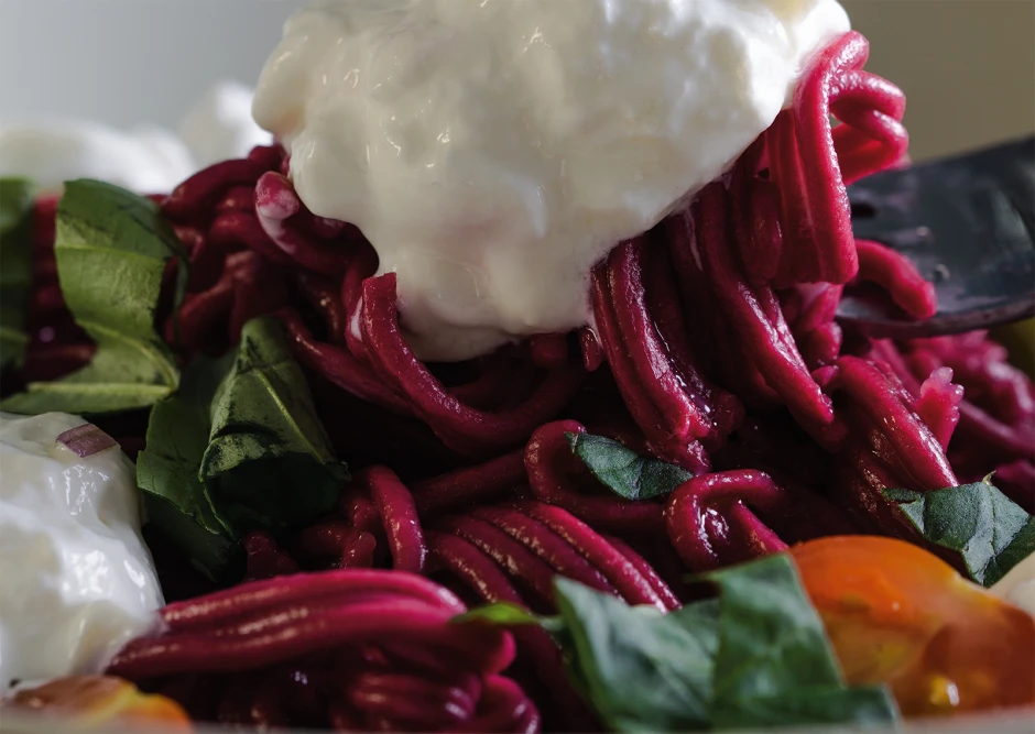 Rote R&uuml;ben Spaghetti mit Oliven, Kapern und Burrata