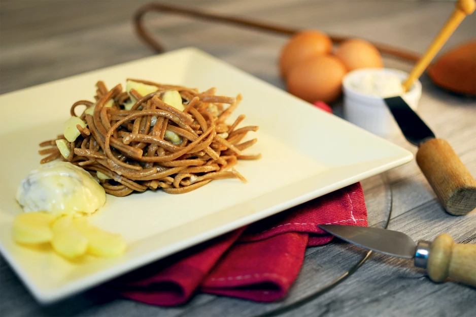 Fettuccine aus Kastanienmehl mit Gorgonzola und Apfel
