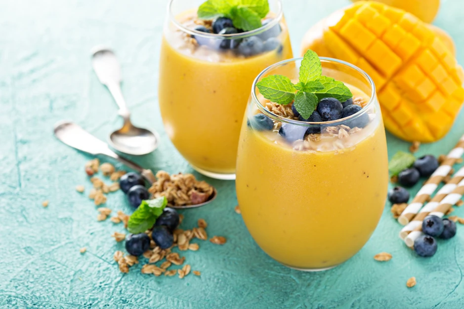 Mangodessert mit Heidelbeeren