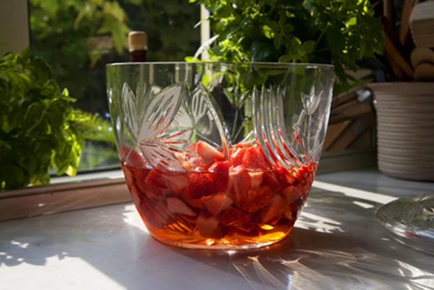 Altbierbowle mit Erdbeeren