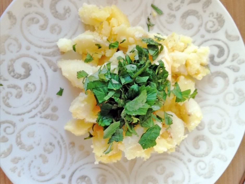 Kartoffeln mit Giersch und Liebstöckel