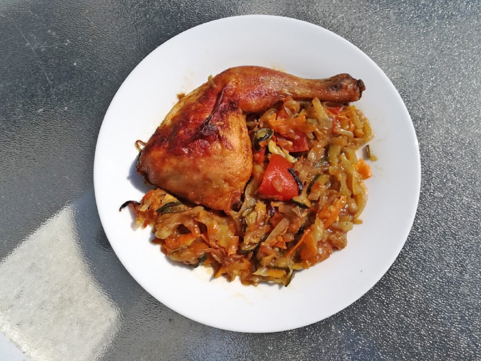Schnelle Hühnerschenkel mit Gemüse
