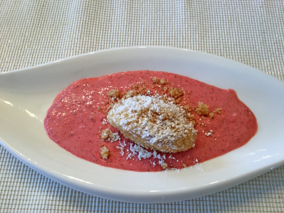 Topfengrießnockerl mit Erdbeersauce