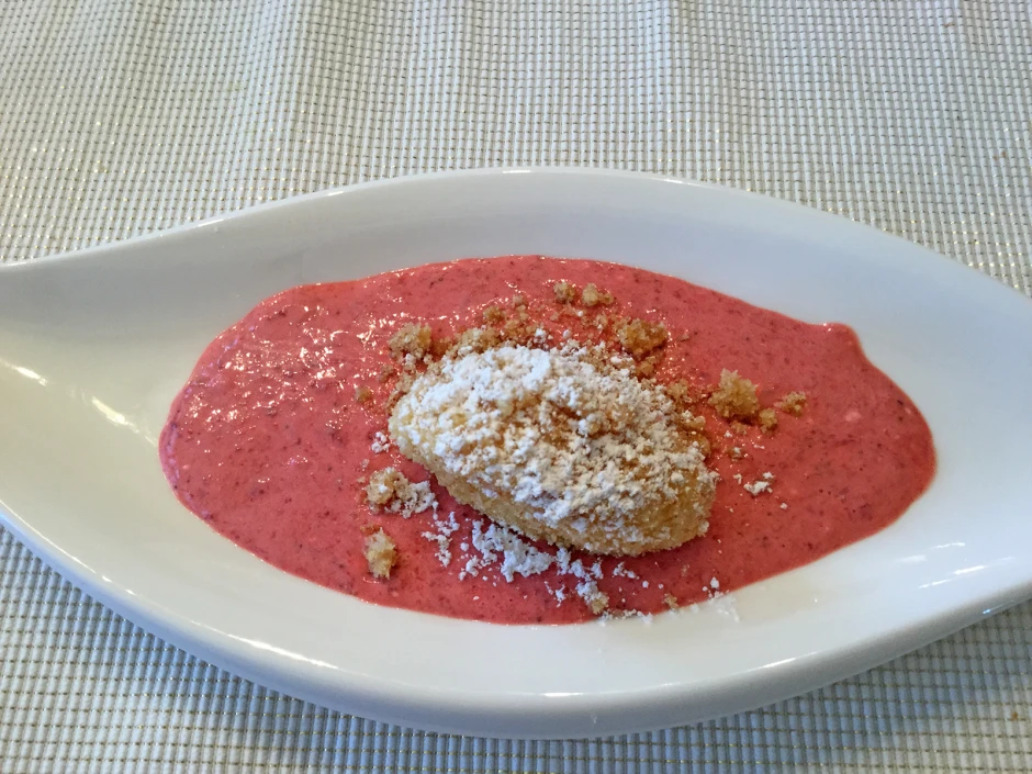 Topfengrie&szlig;nockerl mit Erdbeersauce
