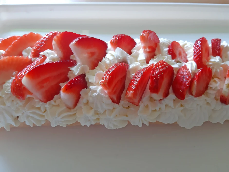 Biskuitroulade mit Erdbeeren