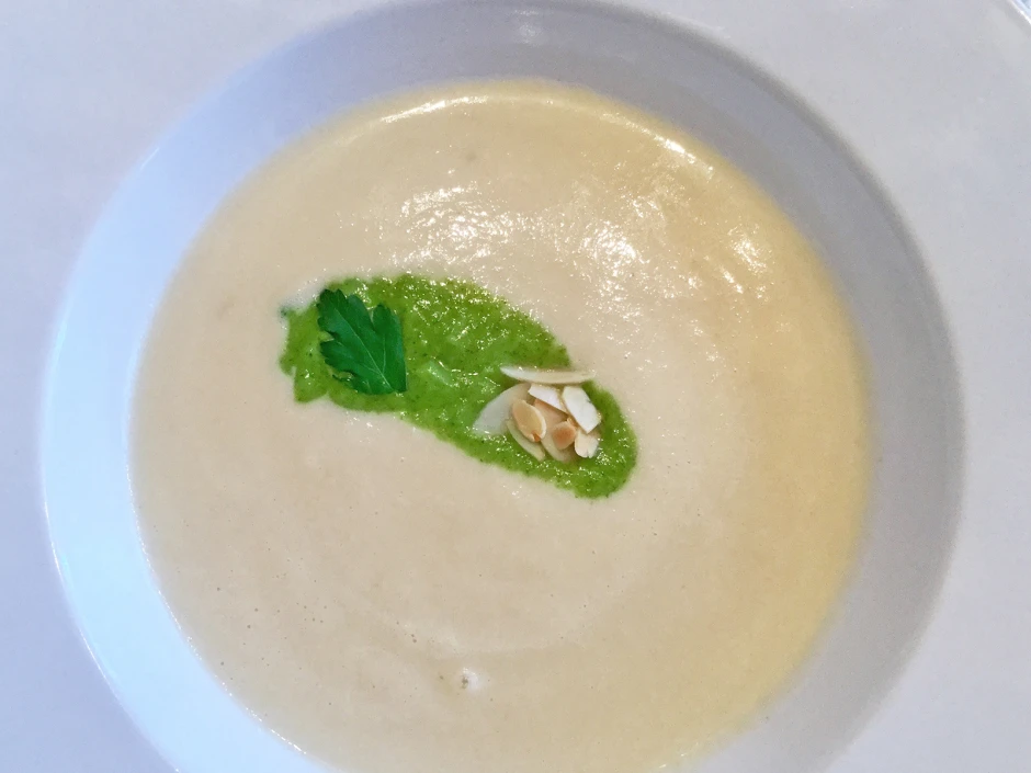 Gr&uuml;n-wei&szlig;e Petersiliensuppe