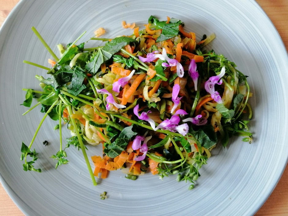 Zucchini mit Vogelmiere und Knoblauchsrauke