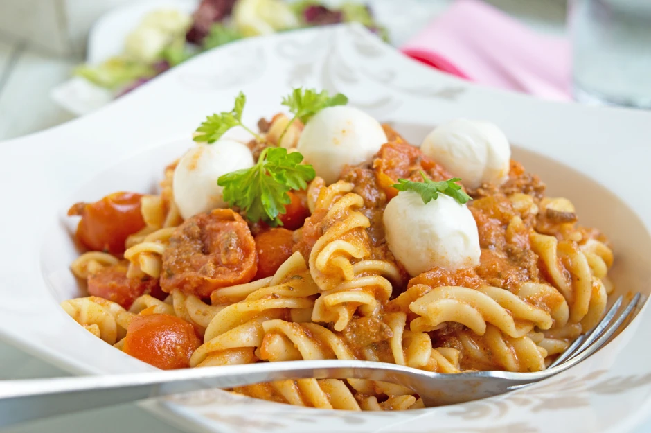 Nudeln mit Tomaten-Mozzarella Sauce