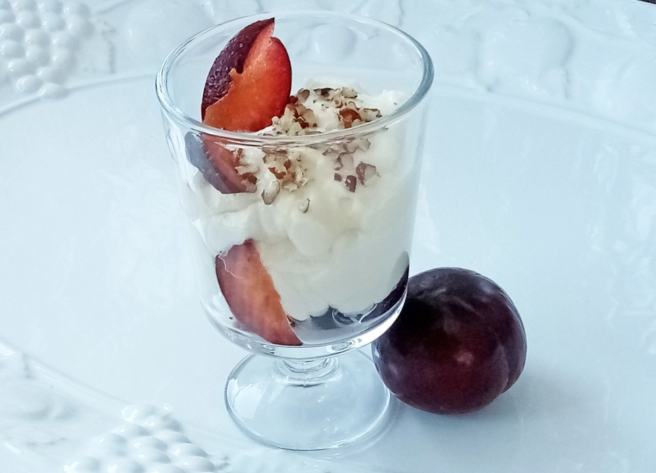 Tonkabohnen-Topfendessert mit Pflaumen