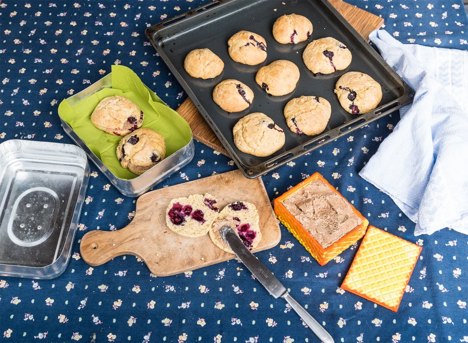 Blaubeer-Scones mit Mandelbutter