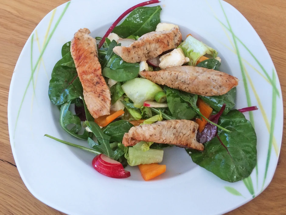 Fitnesssalat mit Putenmedaillons