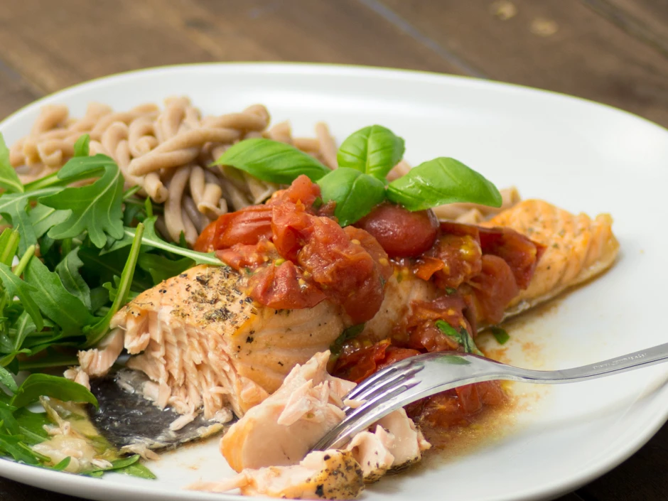 Lachsfilets mit ger&ouml;stetem Tomatenchutney aus dem Airfryer