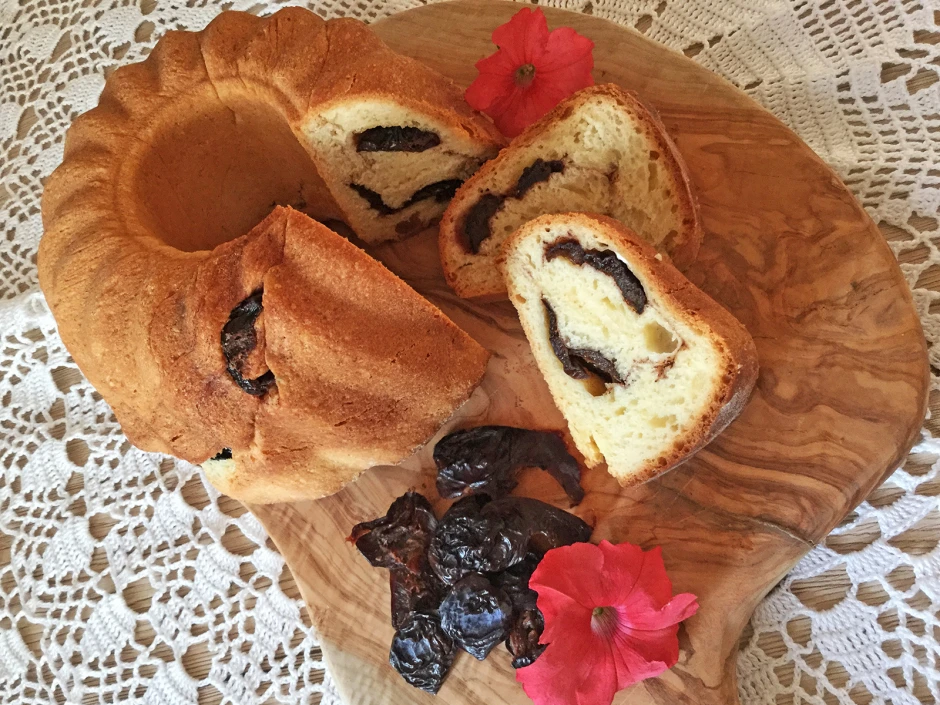Germgugelhupf mit D&ouml;rrzwetschken