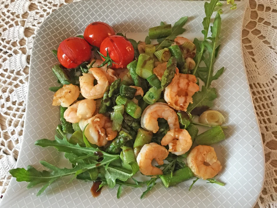 Lauwarmer Spargelsalat mit Garnelen