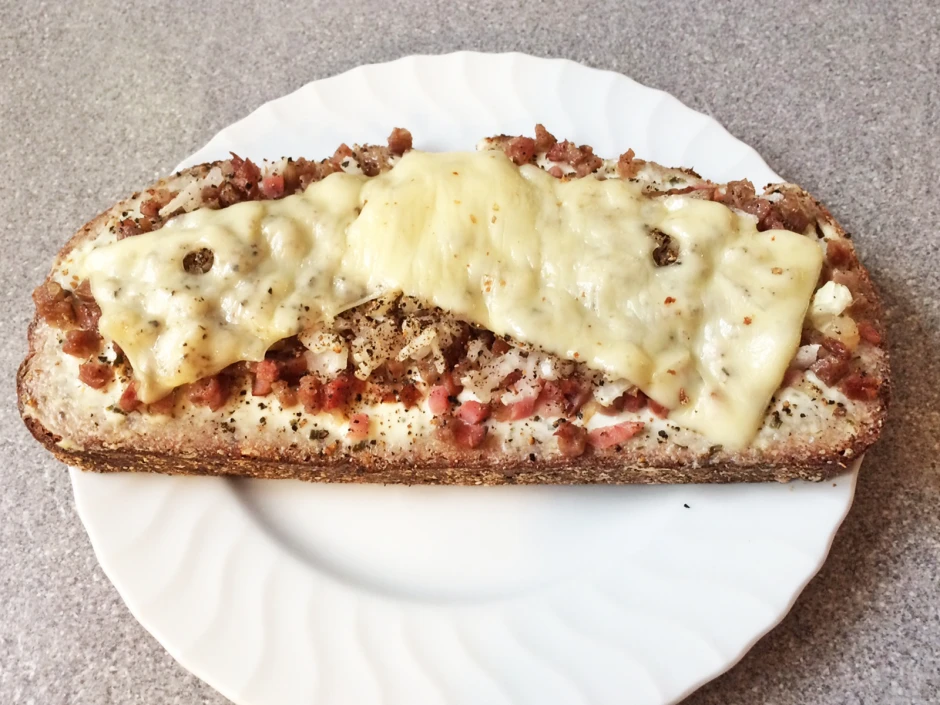 &Uuml;berbackenes Brot Els&auml;sser Art