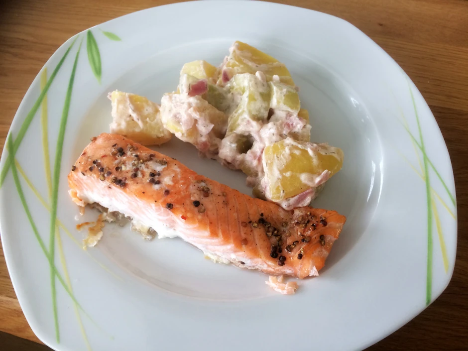 Lachs mit Gurke und Kartoffeln