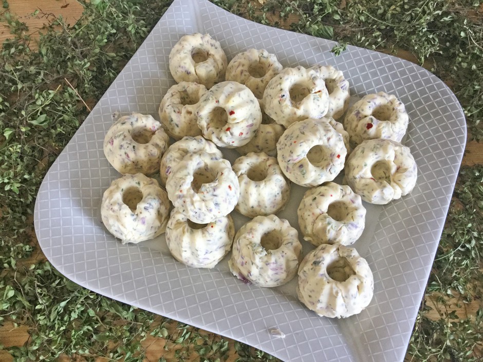 Kräuterbutter aus Blüten