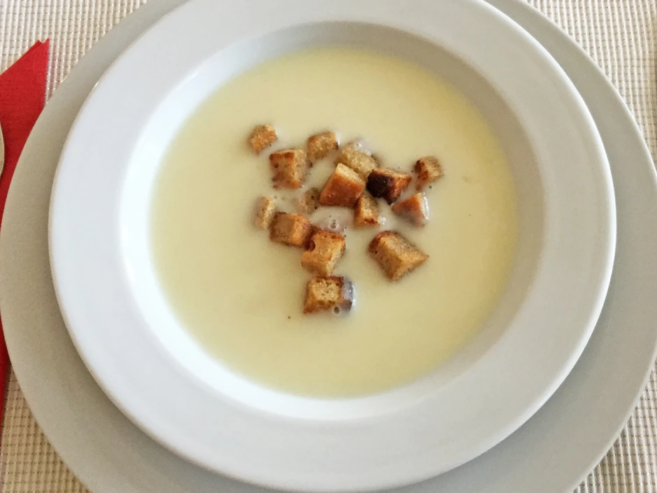 Kohlrabicremesuppe mit Croutons
