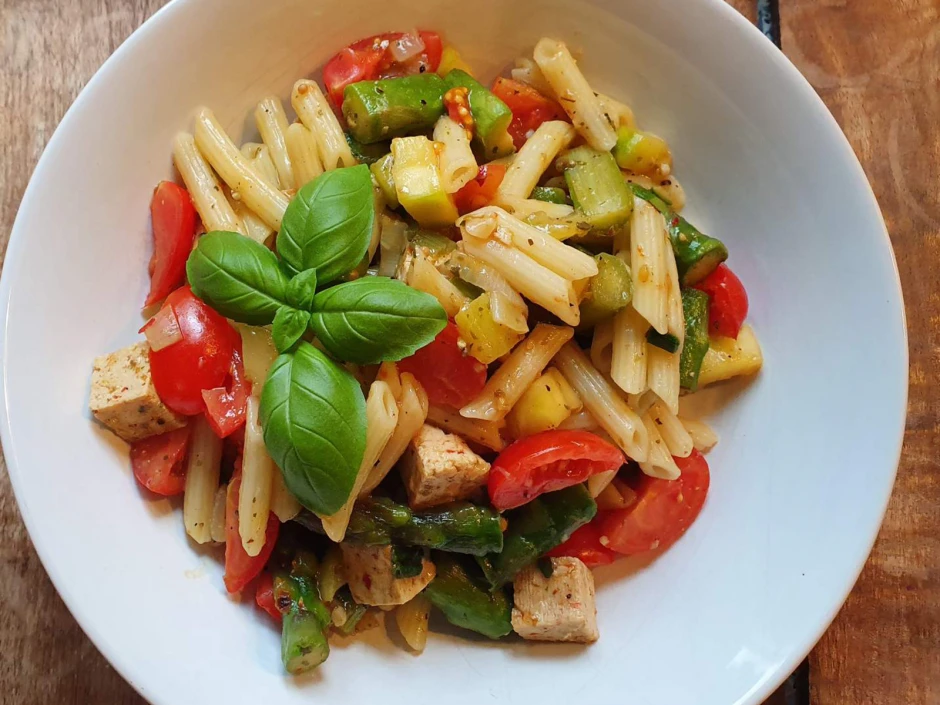 Nudel-Spargel-Tofu-Pfanne
