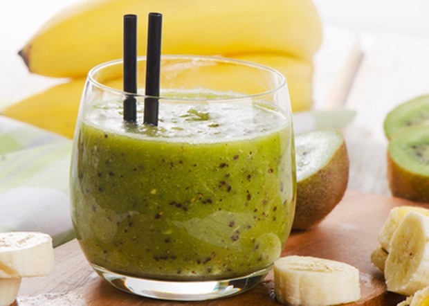 Bananen-Kiwi-Nektarine-Limetten Drink