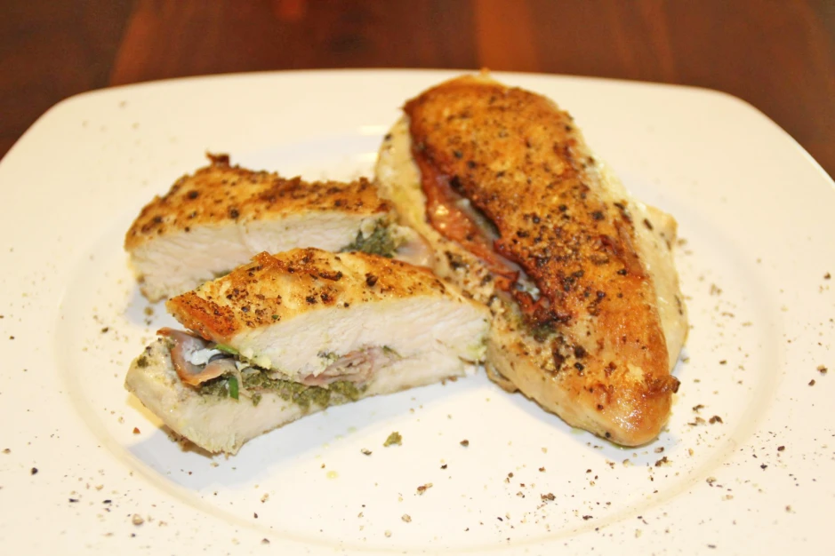 Gefüllte Putenbrust mit Schinken und Salbeipesto