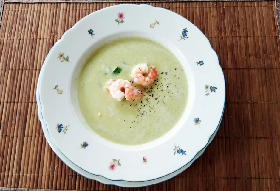 Cremesuppe vom grünen Spargel mit Eismeergarnelen