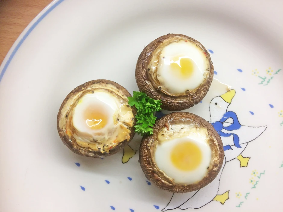 Champignons mit Wachtelei