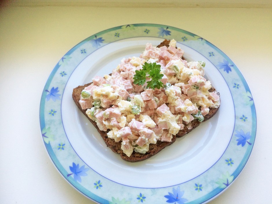 Wurstsalat auf Brot