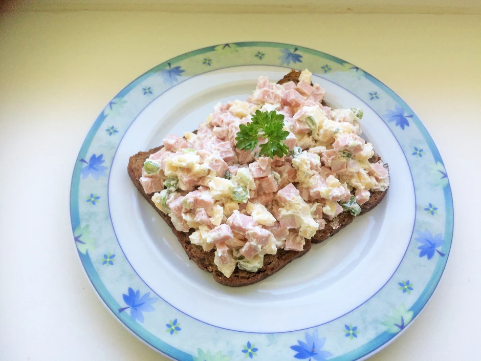 Wurstsalat auf Brot