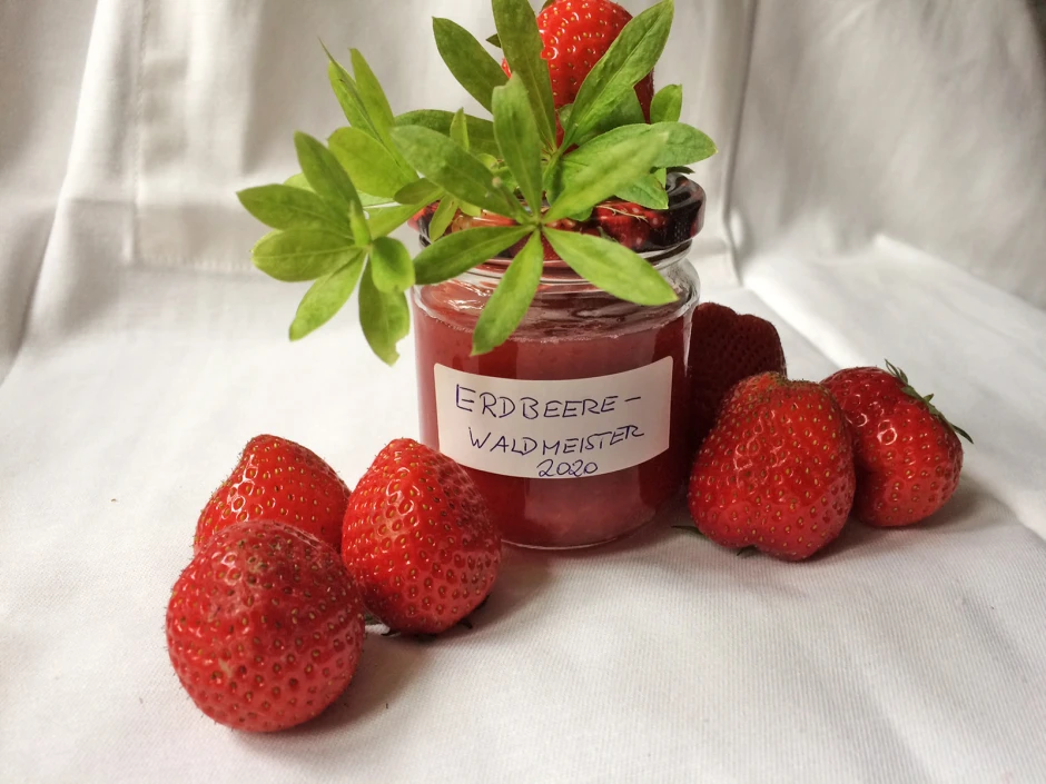 Erdbeermarmelade mit Waldmeister