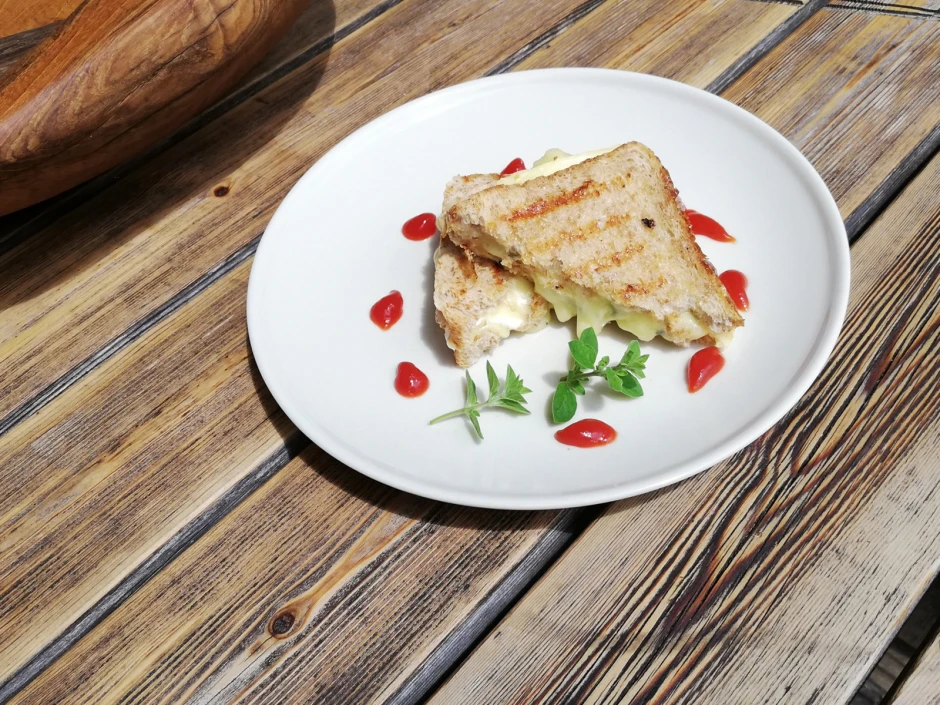 Dinkel-Camembert-Toast