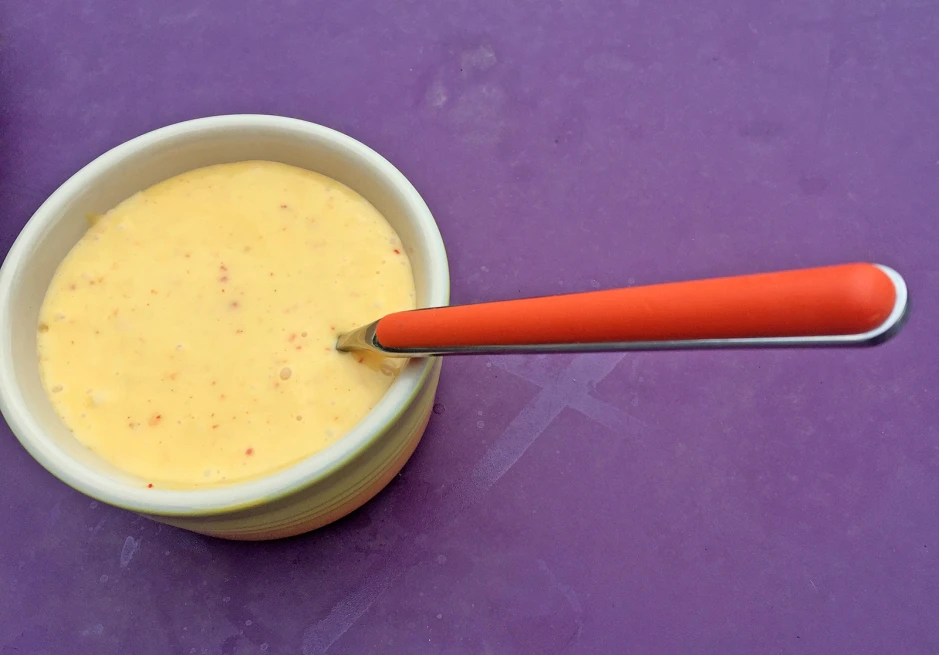 Sauce Hollandaise mit Chiliflocken und Dijon
