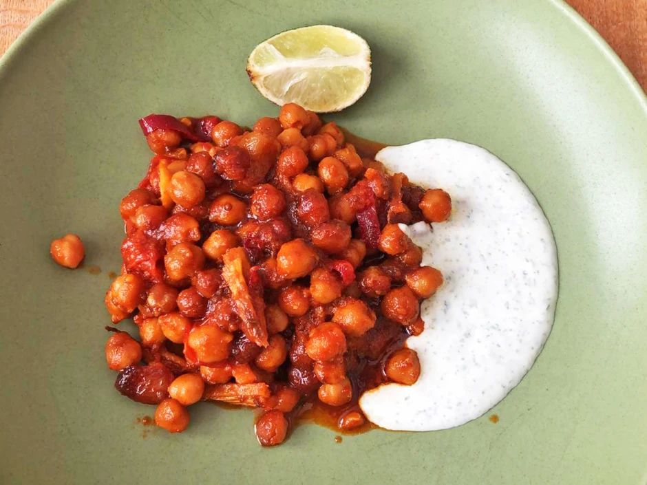 Karamellisierte Kichererbsen mit Joghurtsauce