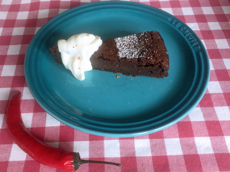 Chili-Schokokuchen mit Sauerrahm